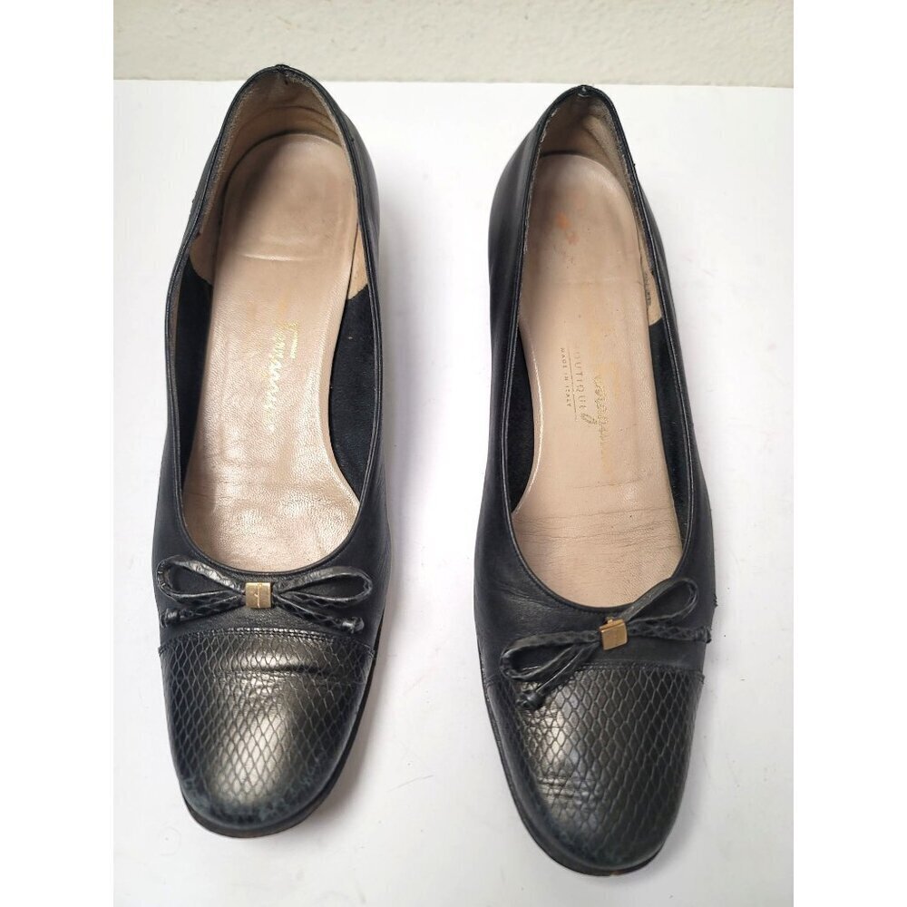 VTG Salvatore Ferragamo Black Leather Heels Bow & Textured Toe Women's 7.5A‎